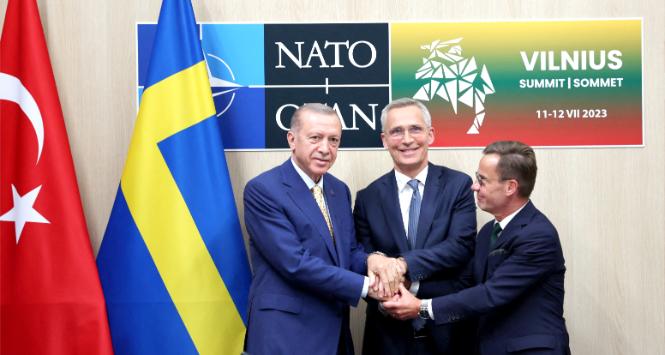 Szczyt NATO. Prezydent Turcji Recep Tayyip Erdogan, szef NATO Jens Stoltenberg oraz premier Szwecji Ulf Kristersson po rozmowach w sprawie wejścia Szwecji do NATO. 10 lipca 2023 r.