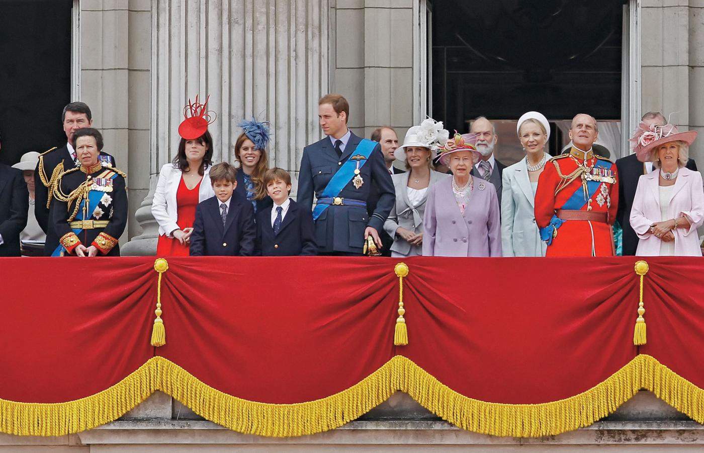 Monarchia w Wielkiej Brytanii wraca na tradycyjny, wysoki poziom popularnosci. Po latach skandali, rozwodach, mamy swięto młodości i urody.