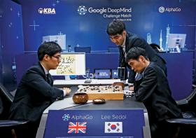 Lee Sedol, jeden z najlepszych na świecie graczy w go (siedzi z prawej) zmierzył się w Seulu z systemem AlphaGo. Koreańczyk wygrał jedną partię z pięciu rozegranych.