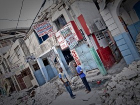 W połowie stycznia trzęsienie ziemi spustoszyło Haiti, pod gruzami zginęło tam prawie ćwierć miliona osób, kolejne tysiące ucierpiały w wyniku tropikalnych huraganów i epidemii cholery, przywleczonej z Nepalu przez żołnierzy sił ONZ.