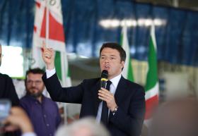 Matteo Renzi dostał od Włochów czerwoną kartkę.