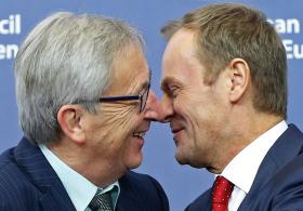 Nowo mianowany szef Rady Europejskiej podczas przywitania z Jeanem-Claudem Junckerem, nowym przewodniczącym Komisji Europejskiej, 1 grudnia 2014 r., Bruksela.