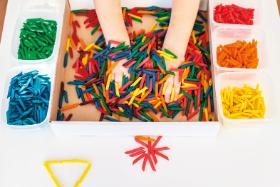 Należy zwrócić uwagę na  dyplomy i certyfikaty terapeuty SI. Same tylko kolorowe gadżety nie gwarantują dobrej jakości pracy.