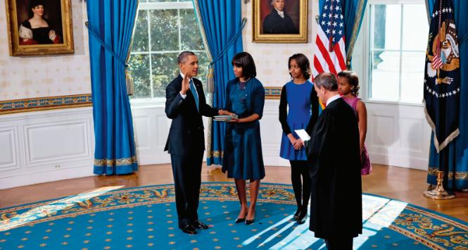 Prezydent Barack Obama składa przysięgę na Biblię podczas drugiego zaprzysiężenia w 2013 r. Obyczaj ten wprowadził pierwszy prezydent USA Jerzy Waszyngton.