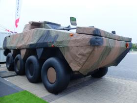 Nadmuchiwana makieta Rosomaka z Lubawy. By przeciwnika zrobić w balona.