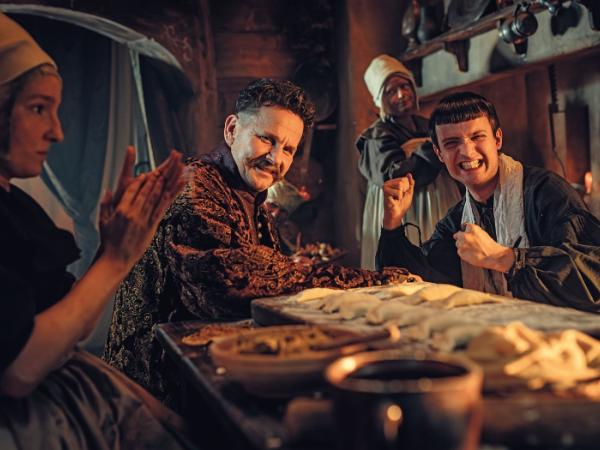 Bartłomiej Topa jako sarmata Jan Paweł Adamczewski i Michał Sikorski jako jego młodszy syn Jakub, ksiądz