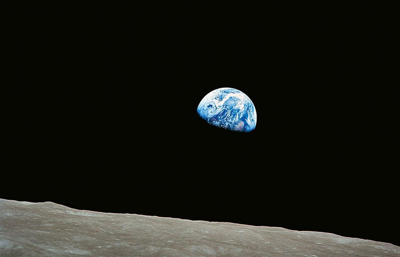 Zdjęcie Ziemi wyłaniającej się znad tarczy Księżyca. Wykonane przez Williama Andersa ze statku Apollo 8.