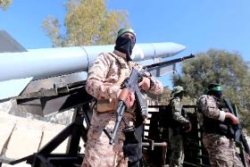 Bojownicy brygad Al Qassam ćwiczący przed atakiem na Izrael