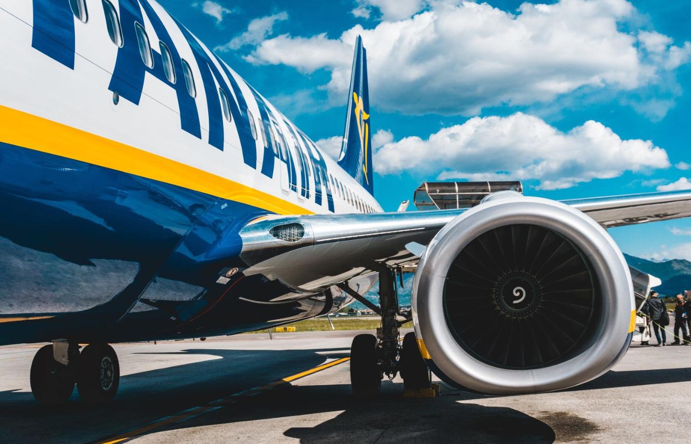 Samolot tanich linii Ryanair na płycie lotniska