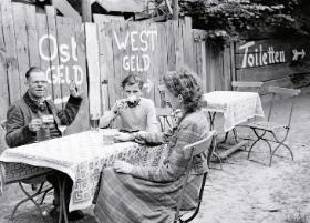 Ogródek piwny w Berlinie położony na granicy dwóch stref okupacyjnych, 1949 r.