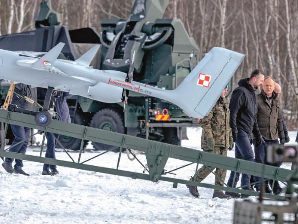 Donald Tusk i Władysław Kosiniak-Kamysz na poligonie pod Warszawą