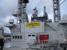 Gdyby nie lekkie kołysanie trudno zgadnąć, że jesteśmy na platformie pływającej.