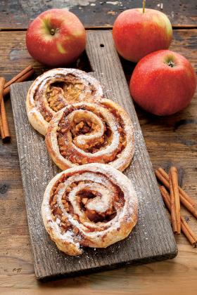 Pączki z jabłek powstawały, gdy owoce „marynowało” się w wódce z przyprawami, następnie obtaczało w mące i na koniec smażyło.