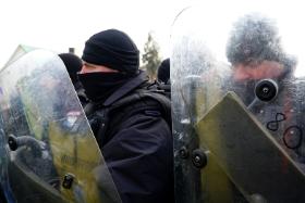 W Hajnówce policja stała z tarczami i długimi pałkami. Niektórzy funkcjonariusze mieli przy sobie także broń krótką.