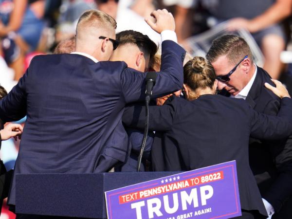 Agenci Secret Service otaczają Donalda Trumpa po jego postrzeleniu na wiecu w Butler.