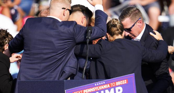 Agenci Secret Service otaczają Donalda Trumpa po jego postrzeleniu na wiecu w Butler.