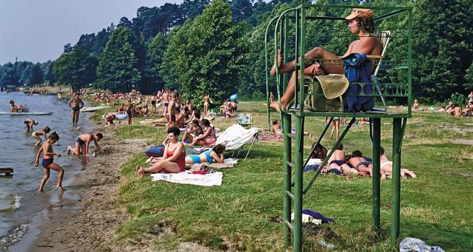 Kąpielisko strzeżone na brzegu Jeziora Augustowskiego.