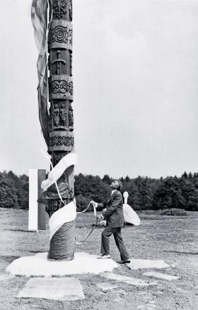 Minister spraw wewnętrznych odsłania pomnik Światowida – symbolu polskiego wywiadu.