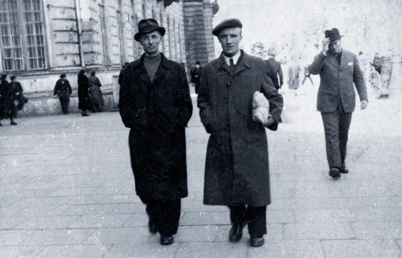 Mężczyźni w okupowanej Polsce w latach 40. Noszono nakrycia głowy i obszerne płaszcze. Cichociemni dostosowywali się do mody; przed skokiem pakowali cywilne ubrania i kapelusze, od angielskich ubrań odpruwali metki.