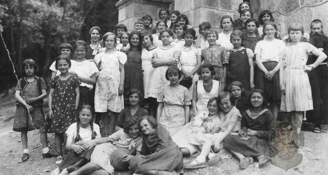 Rok ok. 1934, uczennice 6 klasy szkoły podstawowej w Krośnie (nazwiska wymienione na rewersie zdjęcia), krzyżykiem u dołu zdjęcia oznaczona Stefania Rygiel, ur. w 1922 roku.