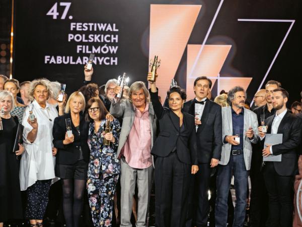 Laureaci gdyńskiego festiwalu. W środku Agnieszka Smoczyńska ze Złotymi Lwami, obok Filip Bajon z Platynowymi Lwami za całokształt twórczości.