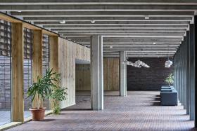 Zbudowany przy małej, choć mieszczącej się w samym centrum miasta uliczce, w miejscu, które wcześniej było w gruncie rzeczy wielkim podwórzem otoczonym starymi, zaniedbanymi kamienicami.