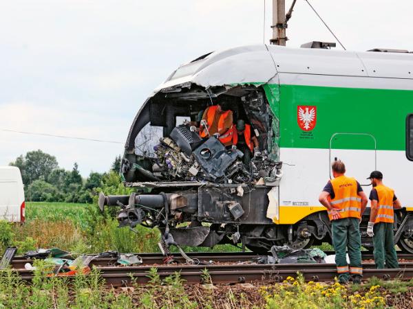 Skutki wypadku na przejeździe kolejowym w Ołtarzewie. Ciężarówka przewożąca materiały budowlane zderzyła się z pociągiem.