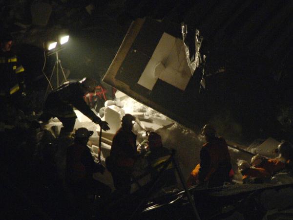 Teren zawalonej hali został szybko podzielony na 6 sektorów, penetrowanych metr po metrze przez ekipy. W każdym z sektorów konstrukcja dachu utworzyła puste przestrzenie wielkości do półtora metra, w których mogli być uwięzieni ludzie.