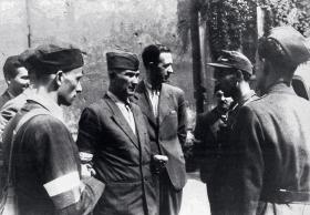 Gen. Antoni Chruściel, ps. Monter (w środku), komendant Okręgu Warszawskiego AK