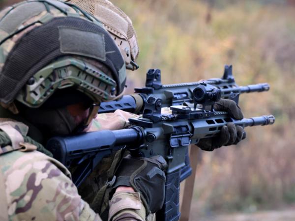 Żołnierz z 13. Brygady Gwardii Narodowej Ukrainy „Chartija” strzela z karabinu UAR-15 podczas ćwiczeń strzeleckich w regionie Charkowa. 13 października 2025 r.
