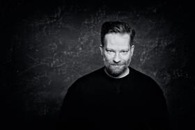 Cezary Tomaszewski, nominowany w kategorii Teatr. Aktorzy u niego grają, tańczą i śpiewają, muzyka poważna traci powagę bez straty wagi, a niezbyt poważne i poważane gatunki, jak wodewil, farsa i operetka łączą się z ważnymi tematami. Czytaj więcej »