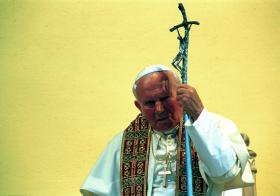 Pontyfikat Karola Wojtyły trwał prawie 27 lat.