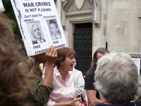 Protesty zwolenników WikiLeaks przed wejściem do sądu.
