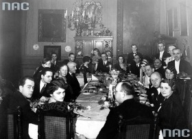 To także domowe przyjęcie. U artysty Teodora Axentowicza (z lewej, naprzeciw panny młodej) z okazji ślubu córki Kazimiery (w sukni ślubnej) z malarzem Kaziemierzem Kieniewiczem. Kraków, lipiec 1937 r.