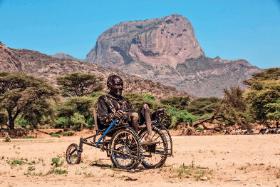 Safari Seat, czyli wózek inwalidzki do poruszania się w Afryce, autorstwa pracowni Uji.
