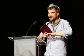 Podczas gali w 2015 roku nieprzewidywalny okazał się Zygmunt Miłoszewski, laureat Paszportu POLITYKI w kategorii Literatura. „Macie państwo tupet, że tu przyszliście” – powiedział ze sceny w stronę obecnych na sali polityków. „Ze sceny powiedziałem, że zwracam się do urzędników państwowych obecnych na sali, i ich dokładnie miałem na myśli. Nie szeregowych urzędników, tylko prezydenta i ministrów, których kultura interesuje tylko wtedy, kiedy jest wielka gala i transmisja w telewizji” – tłumaczył później w wywiadzie dla POLITYKI.Co niektórzy bardziej niż do jego wypowiedzi przywiązali się do anturażu. Miłoszewski wystąpił w swobodnym ubraniu – ponoć dlatego, że się spieszył. A wolał dotrzeć w dżinsach niż wcale.