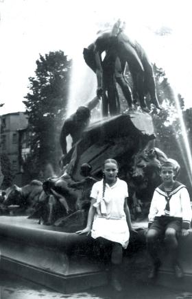 Gala jest po kądzieli Leszczyńska, herbu Leliwa.