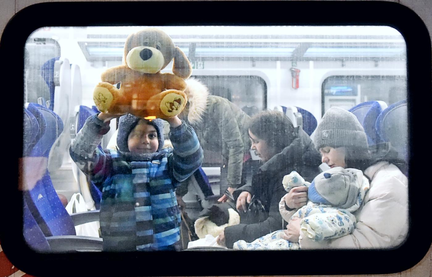 Uchodźcy wojenni z Ukrainy na dworcu kolejowym w Przemyślu. 9 marca 2022 r.