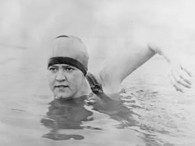 Gertrude Ederle. Amerykańska pływaczka, która w 1926 r. jako pierwsza kobieta na świecie przepłynęła wpław kanał La Manche.