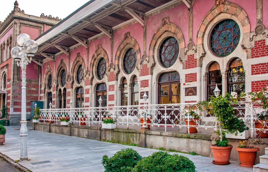 StambułIstanbul Sirkeci był stacją końcową wszystkich pociągów jadących z Europy i miejscem, w którym słynny Orient Express kończył kurs z Paryża. Bilet na takie połączenie w tamtych czasach kosztował równowartość ponad 3 tys. euro. Ostatni Orient Express przybył na stację ok. 50 lat temu. Budynek, zaprojektowany przez pruskiego architekta Augusta Jasmunda, oświetlało kiedyś 300 latarni gazowych. Ukończono go w 1890 r. Piękny na zewnątrz i w środku, stał się symbolem miasta. Na dworcu znajduje się teraz muzeum kolejnictwa. Można w nim też zobaczyć występy derwiszów (medytacja w ruchu, z czego najbardziej widowiskowa jest umiejętność szybkiego wirowania). Co jakiś czas organizowane są również targowiska ze specjałami z różnych regionów Turcji. Nowa stacja znajduje się teraz pod ziemią.