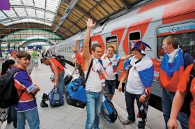 Kibice rosyjscy w drodze. Wbrew obawom koleje się spisały.