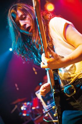 Małgorzata Tekiel debiutowała w 1989 r. z hardcorowym zespołem Będzie Dobrze.