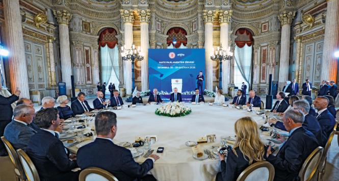 Spotkanie szefów parlamentów państw NATO z prezydentem Turcji Recepem Tayyipem Erdoğanem (pośrodku za stołem), Stambuł, 29 czerwca.