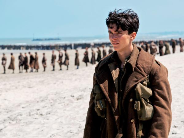 Fionn Whitehead jako Tommy, jeden z szeregowców czekających na ewakuację