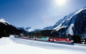 Ekspres Lodowcowy (Koleje Retyckie), pokonujący trasę łączącą słynne ośrodki narciarskie – St. Moritz i Zermatt. Sunie przez 91 tuneli i 291 mostów. Same pociągi słyną zaś z dużych, panoramicznych okien.