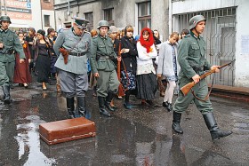 Nikt nie chodzi, nie rozpycha się, nie ma lodów, jak to zwykle bywa w Będzinie na piknikach.