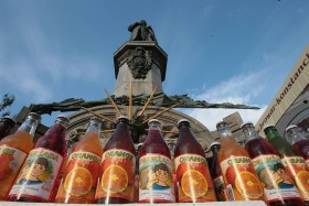 W latach 80. pojawiła się oranżada w foliowym worku. Nie mylić z oranżadką w proszku jedzoną „na sucho”. Na zdjęciu oranżada „retro” podczas festynu obchodów 20-lecia  wyborów 4 czerwca 1989 r.