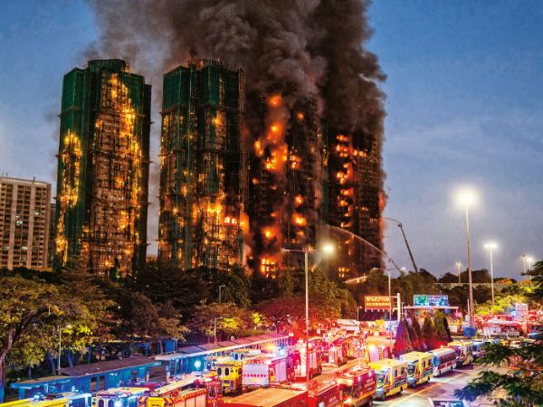 Płonie kompleks Wang Fuk Court w Hongkongu.