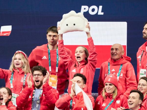 Polska reprezentacja z pierogiem