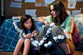 4. „Pokój”, reż. Lenny Abrahamson. Zaskakująco dojrzały, gorzki dramat psychologiczny o trudnej relacji seksualnej niewolnicy i jej dziecka urodzonego z gwałtu.Recenzja filmu „Pokój” do przeczytania tutaj.